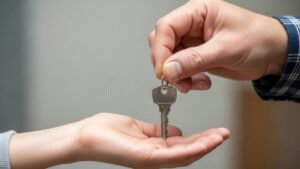 Surroga Mutuo: Quale Conviene Scegliere per Risparmiare 29 mani che passano una chiave di casa