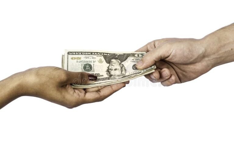 Cos'è il Cash And Back e Come Funziona Nelle Transazioni 32 mani che scambiano contanti con carte