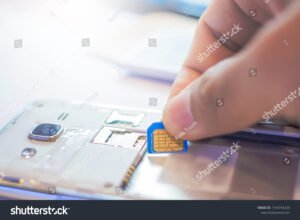 mani che scambiano una scheda sim