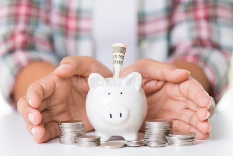 mani che stringono salvadanai con banconote