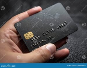 mani che tengono carta bancaria con numeri