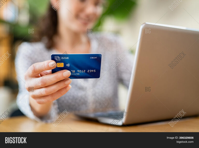 mani che tengono una carta bancaria digitale