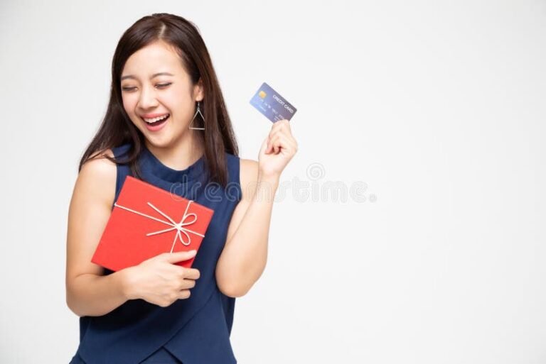 Come Ottenere il Bonus per Carte Prepagate e Chi Può Richiederlo 3 mani felici che tengono carte prepagate