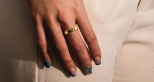 Come Funzionano Gli Anelli Per Pagare Contactless 42 mano che avvicina anello a terminale pagamento