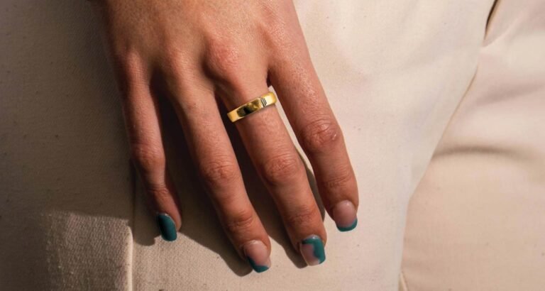 Come Funzionano Gli Anelli Per Pagare Contactless 34 mano che avvicina anello a terminale pagamento