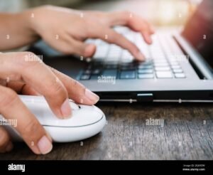 Come Si Procede Alla Chiusura Del Conto Fineco Online E Sicuro 17 mano che clicca su computer portatile moderno