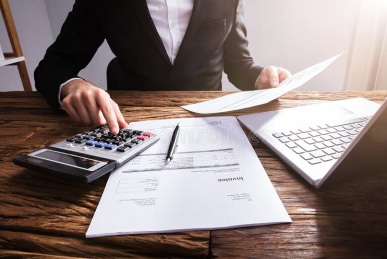 Come Si Compila Una Fattura A Zero Per Prestazione Gratuita 13 mano che compila fattura su scrivania ordinata