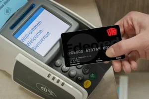 Come Si Compila una Scheda Carburante Aziendale in Modo Corretto 8 mano che compila modulo carta carburante