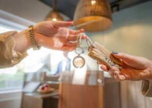 mano che consegna chiavi di un negozio