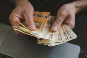 Quale Banca Offre i Conti Correnti con Gli Interessi Migliori 22 mano che conta monete e banconote