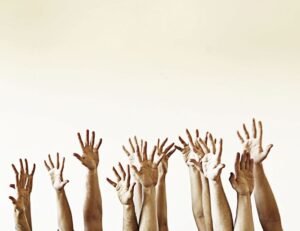 Come Avviene il Recesso di un Socio da una Srl in Italia 31 mano che esce da un gruppo di persone