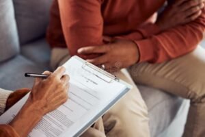 mano che firma contratto assicurazione vita