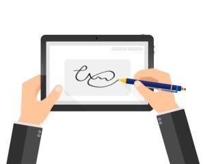 Firma Digitale: A Cosa Serve E Come Si Usa Nel Mondo Digitale 8 mano che firma digitalmente su tablet moderno