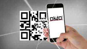 mano che inquadra qr code con smartphone