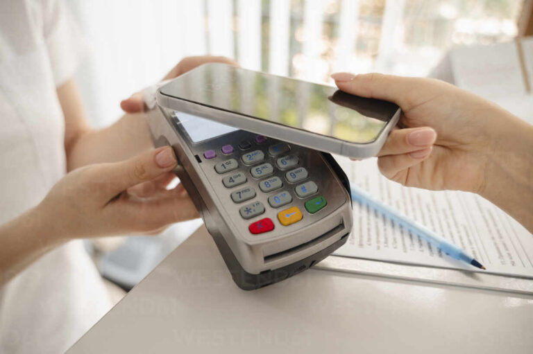 mano che inserisce credito in un telefono