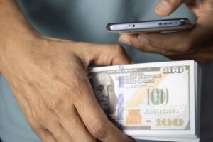 Come Farsi Pagare Sicuramente Quando Si Vende su Subito 47 mano che scambia denaro con smartphone