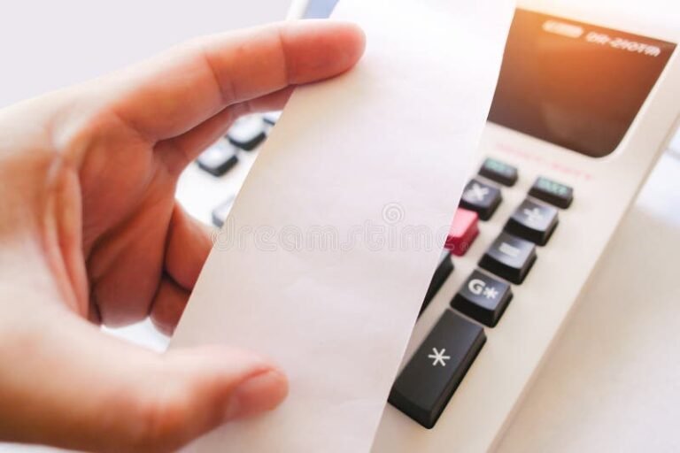 Come Si Legge Correttamente Una Busta Paga Dipendente Privato 28 mano che tiene busta paga in ufficio