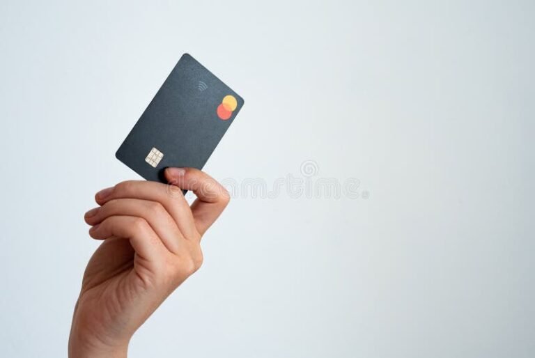 Come Fare Un Bonifico Con La Carta Di Credito È Sicuro E Veloce 10 mano che tiene carta di credito moderna