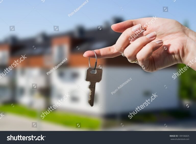 Quali Documenti Sono Necessari Per Ottenere Un Mutuo Prima Casa 2 mano che tiene chiavi di casa nuova