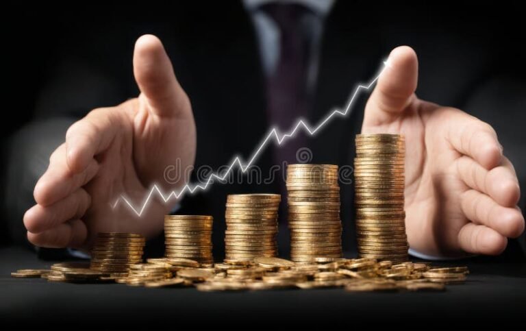 mano che tiene monete sopra grafico finanziario