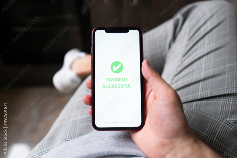 mano che tiene smartphone con app di pagamento