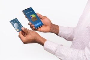 mano che tiene smartphone con carte credito digitali