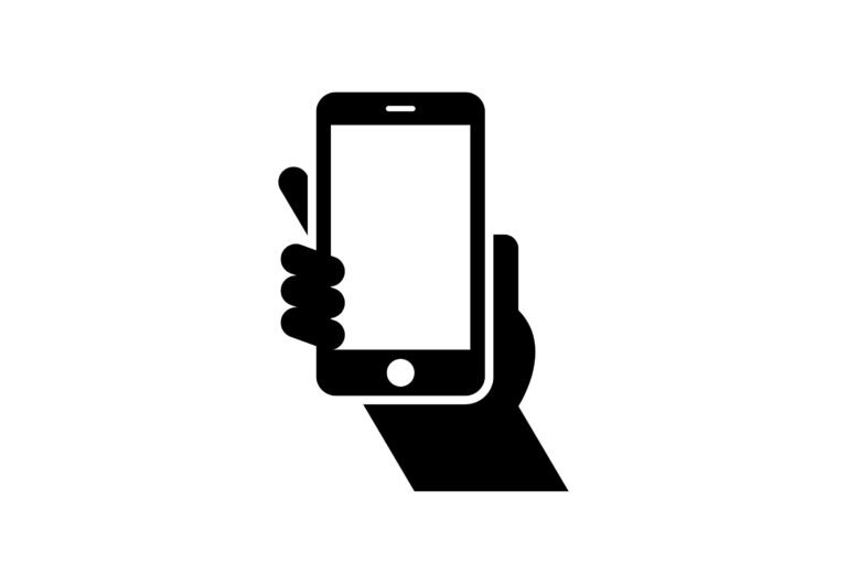 mano che tiene smartphone con icona telefono