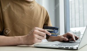 mano che usa laptop per confrontare offerte online