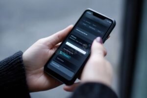 mano che usa smartphone per banking digitale