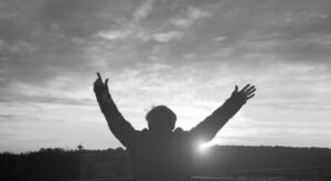 Cos’è La Rivalsa del Nero e Qual è il Suo Significato 9 mano nera che si alza verso la luce