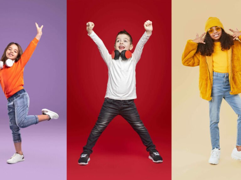 membri coop felici con carta socio colorata