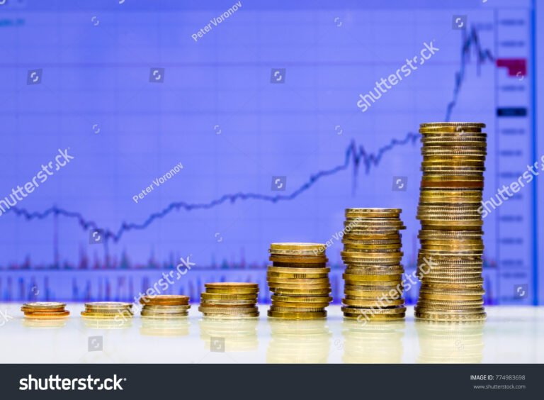 monete di diverse valute con grafico finanziario