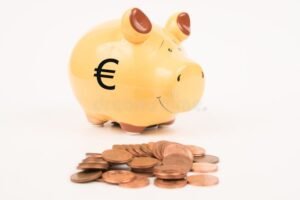 Quali Sono Gli Interessi Applicati Su Un Deposito In Banca 31 monete e salvadanaio con simbolo banca