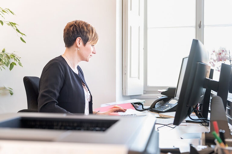 notai al lavoro in uffici eleganti
