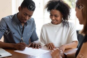 notaio che firma contratto con cliente felice