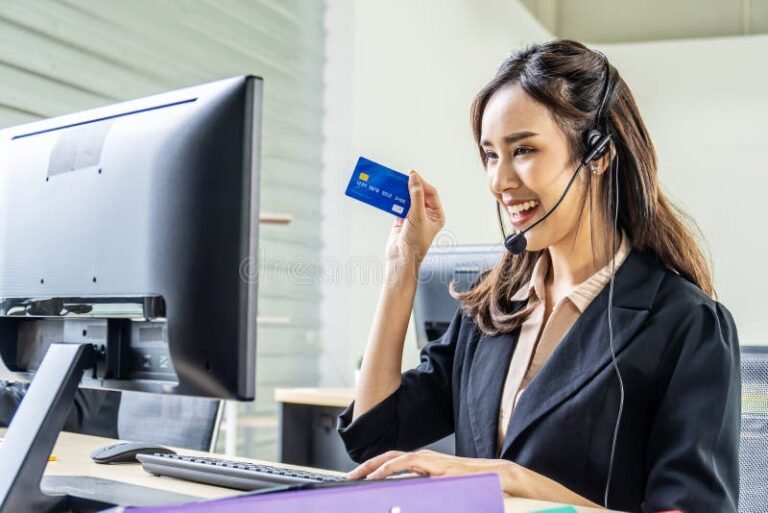 operatore bancario al computer con cliente sorridente