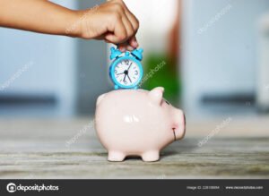 Quando Arriva un Bonifico SEPA e Quanto Tempo Occorre 15 orologio con mano che conta soldi in banca