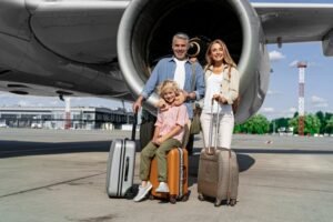 Come Funziona Il Pagamento A Rate Su Ita Airways Per Voli 4 passeggeri felici con valigie e aereo