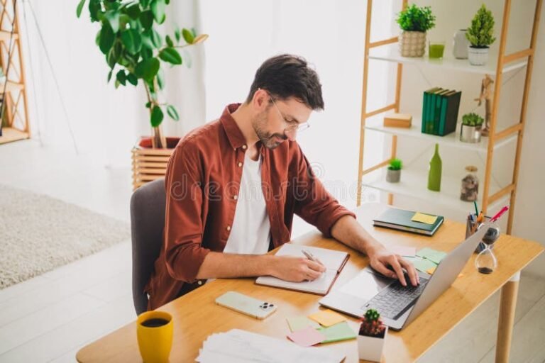 persona al computer in casa con ambiente luminoso