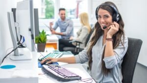 persona al telefono con servizio clienti assicurativo