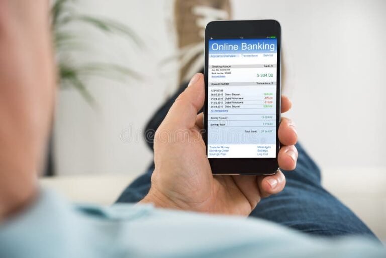 Come Aprire un Conto Corrente Online Usando lo SPID Facilmente 29 persona che accede a conto online con smartphone