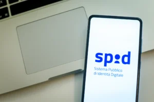 persona che accede a servizi digitali con spid