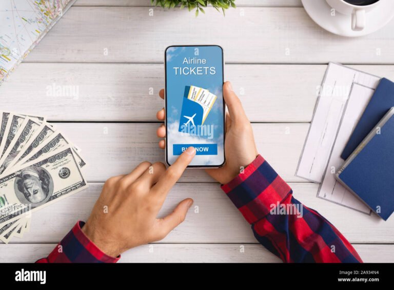 Come Funzionano I Voli Pagati Con Scalapay In Rate Senza Interessi 16 persona che acquista biglietto aereo online