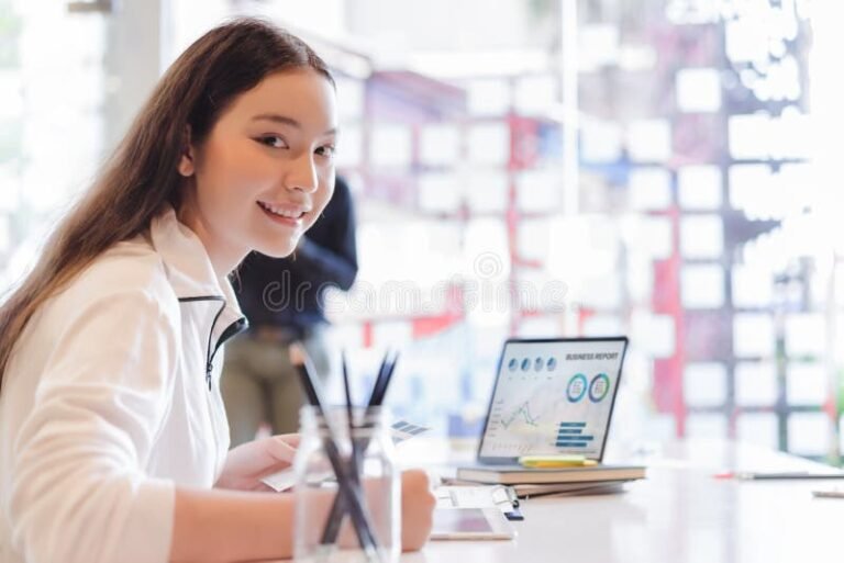 A Cosa Serve la Partita IVA e Quando È Necessaria Aprirla 2 persona che apre un negozio o ufficio