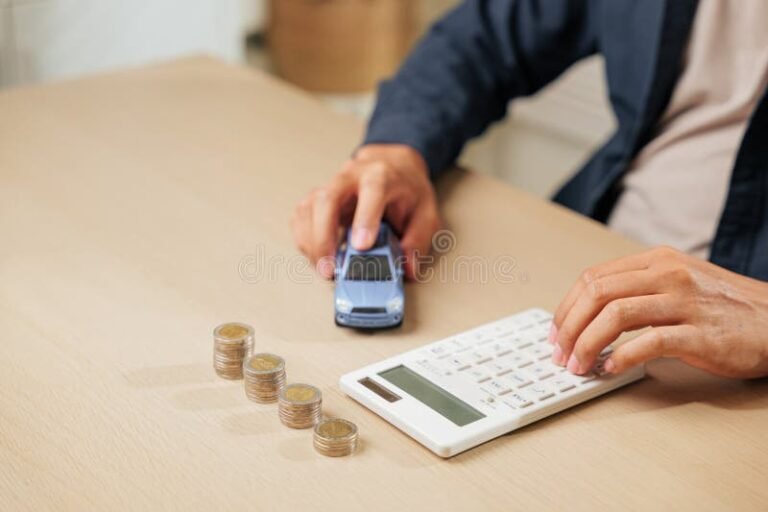 Cessione Del Quinto: Quanto Posso Effettivamente Chiedere Di Prestito 17 persona che calcola prestito con calcolatrice