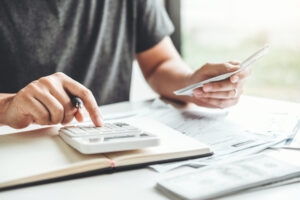 persona che calcola spese con calcolatrice e documenti