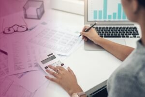 persona che calcola tasse a tavolo con documenti