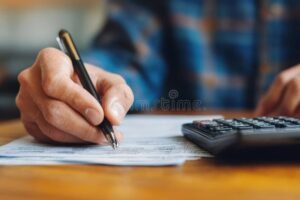 persona che compila documenti con calcolatrice