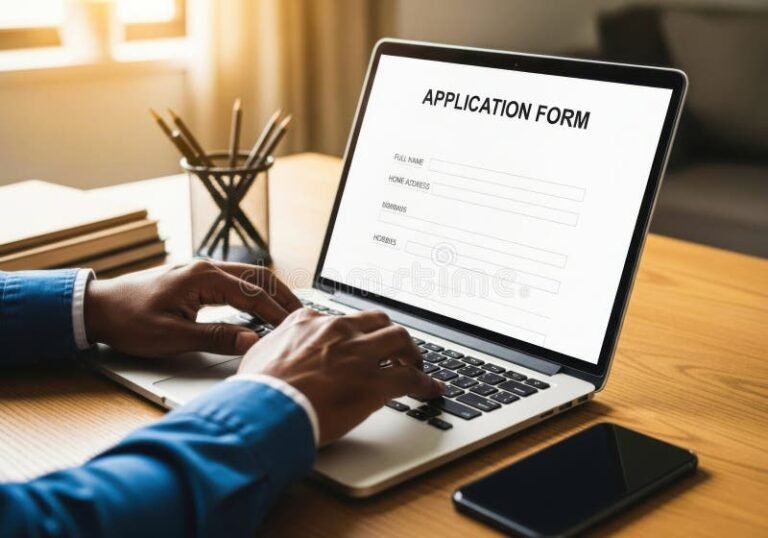 persona che compila moduli con laptop