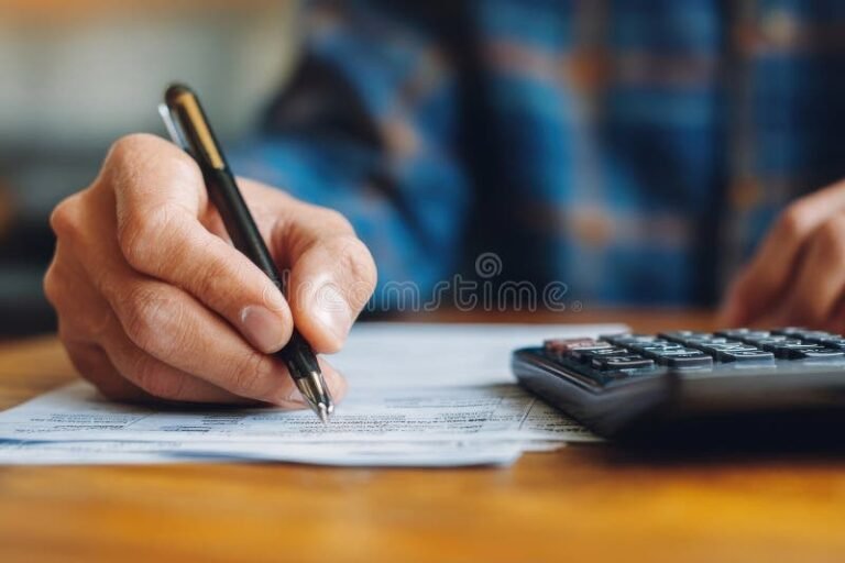 Come si apre una Partita IVA e quando si può iniziare l’attività 11 persona che compila modulo fiscale con calcolatrice